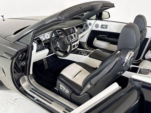 Used 2018 Rolls-Royce Dawn RWD image 12