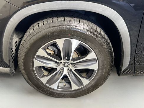 Used 2020 Toyota Highlander XLE FWD image 13