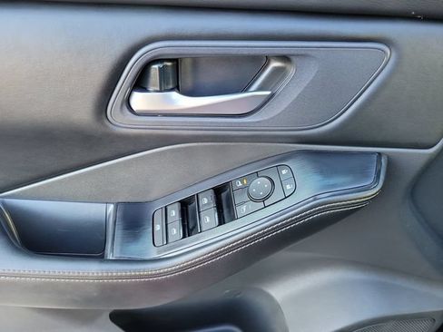 Used 2025 Nissan Rogue SV AWD/4WD image 12