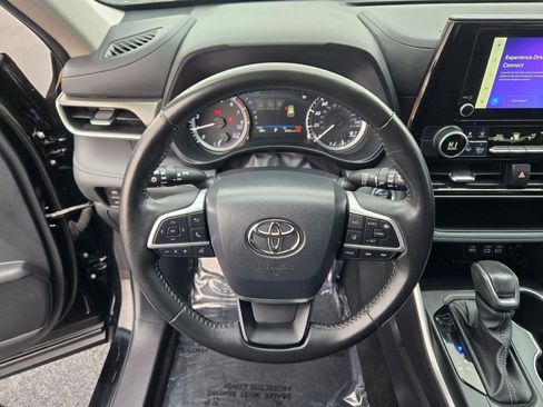 Used 2024 Toyota Highlander LE image 33