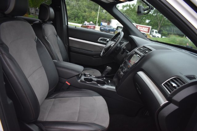 Used 2017 Ford Explorer XLT w/ Equipment Group 202A AWD/4WD image 13