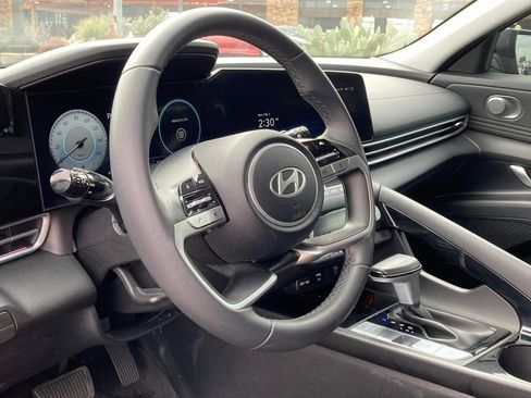 Used 2024 Hyundai Elantra SEL w/ Convenience Package image 9