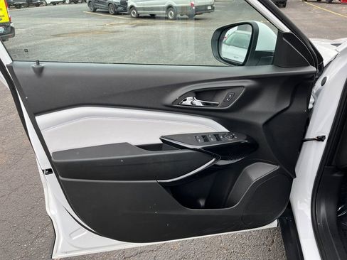 Used 2025 Chevrolet Trax LT FWD image 17