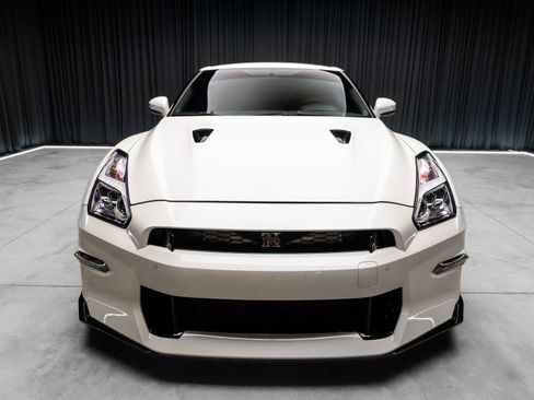 Used 2024 Nissan GT-R Premium w/ Premium Interior Package AWD/4WD image 14