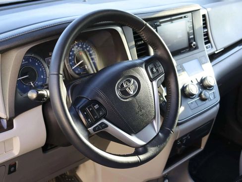 Used 2019 Toyota Sienna XLE image 17