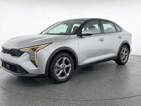 Used 2025 Kia K4 FWD image 3