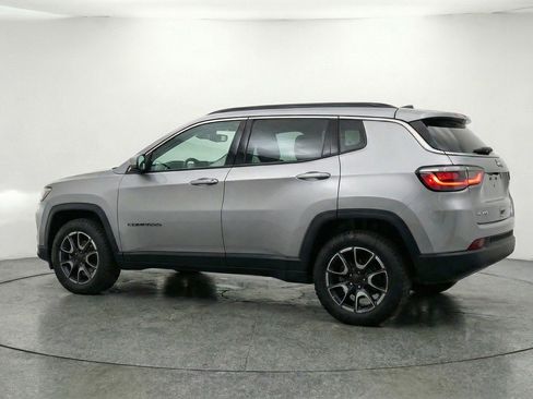 Used 2025 Jeep Compass Trailhawk image 6