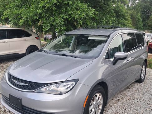 Used 2017 Chrysler Pacifica Touring FWD image 1