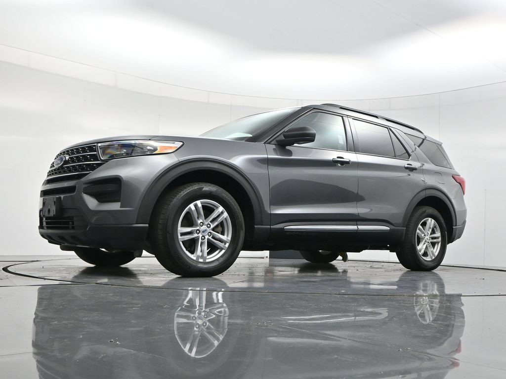 Used 2023 Ford Explorer XLT AWD/4WD image 45