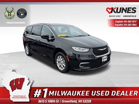 Used 2025 Chrysler Pacifica Select FWD image 1
