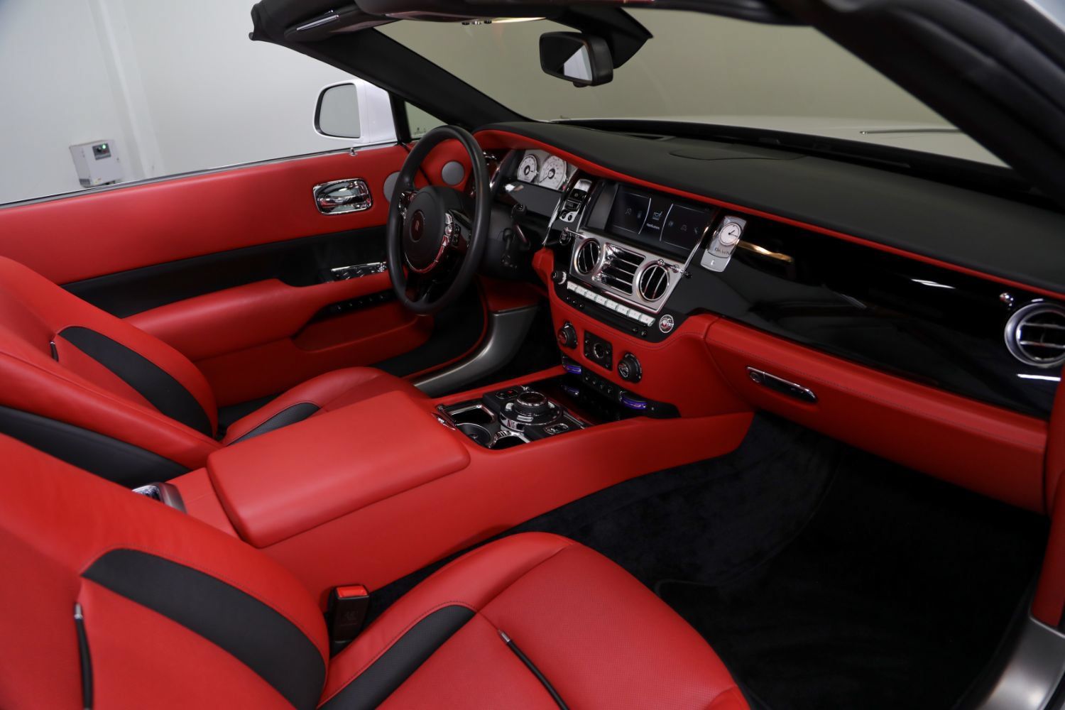 Used 2018 Rolls-Royce Dawn RWD image 11