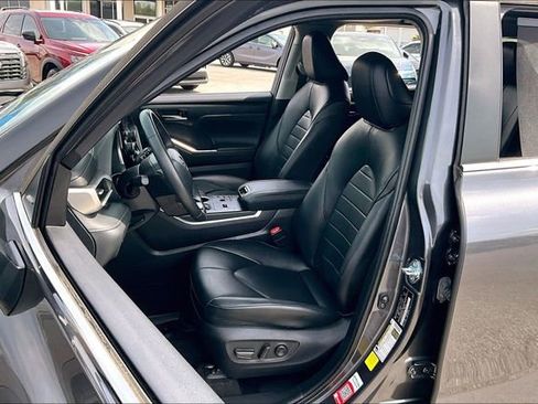Used 2024 Toyota Highlander XLE FWD image 18