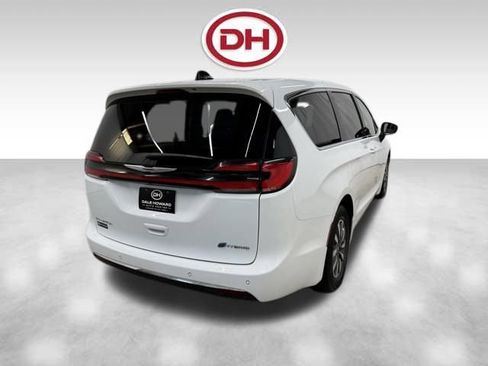 Used 2023 Chrysler Pacifica Touring-L image 13