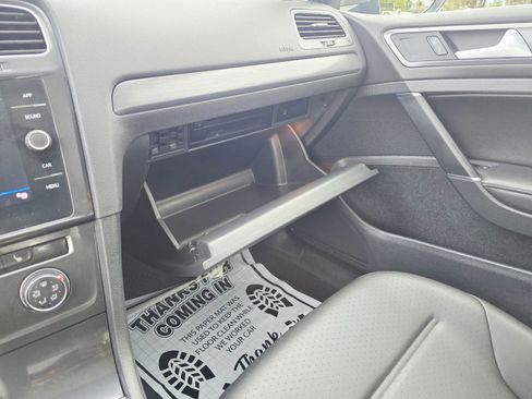 Used 2018 Volkswagen Golf SE image 23