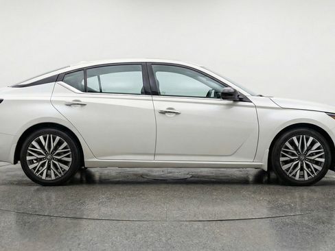 Used 2025 Nissan Altima 2.5 SV image 11