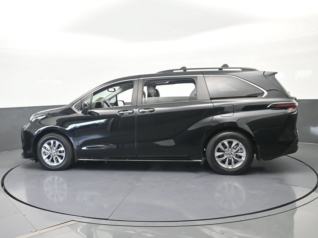 Used 2025 Toyota Sienna XLE w/ XLE Plus Package FWD image 3