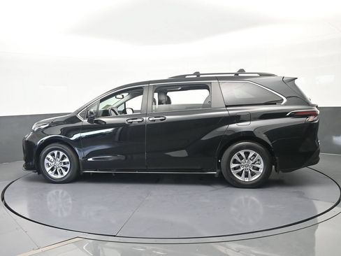 Used 2025 Toyota Sienna XLE w/ XLE Plus Package FWD image 3