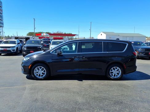 Used 2025 Chrysler Pacifica Select FWD image 2