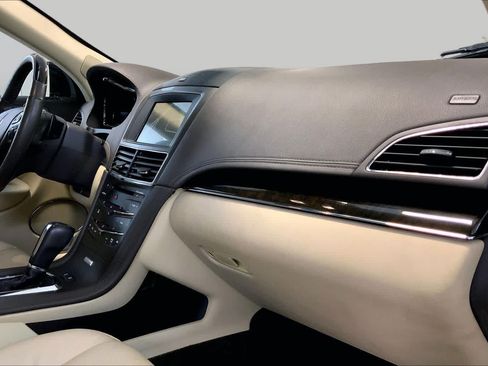 Used 2019 Lincoln MKT AWD image 18