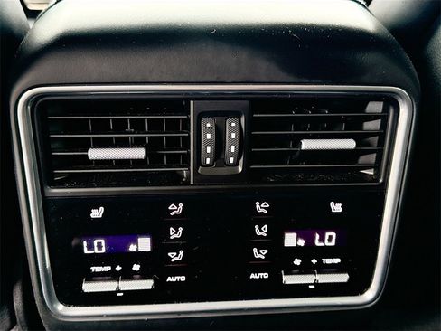 Used 2019 Porsche Cayenne S w/ Premium Plus Package image 28