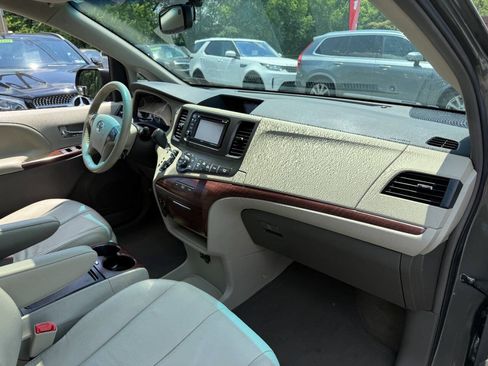 Used 2012 Toyota Sienna XLE FWD image 37