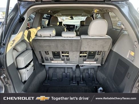 Used 2018 Toyota Sienna XLE w/ XLE Navigation Package FWD image 30