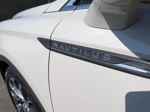 Used 2022 Lincoln Nautilus Reserve image 10