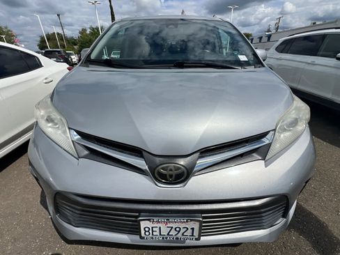 Used 2018 Toyota Sienna XLE w/ XLE Navigation Package AWD/4WD image 2