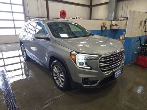 Used 2024 GMC Terrain SLT image 2