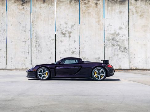 Used 2005 Porsche Carrera GT RWD image 2