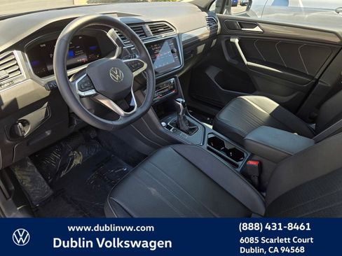 Used 2023 Volkswagen Tiguan SE w/ Panoramic Sunroof Package FWD image 9