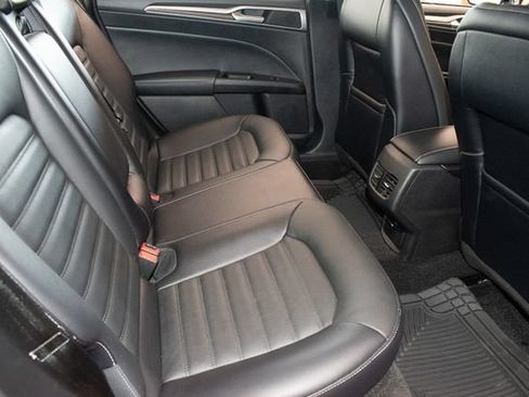 Used 2018 Ford Fusion SE w/ Fusion SE Technology Package FWD image 12