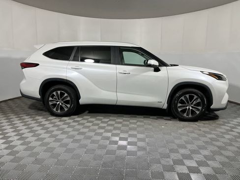 Used 2023 Toyota Highlander XLE AWD/4WD image 9