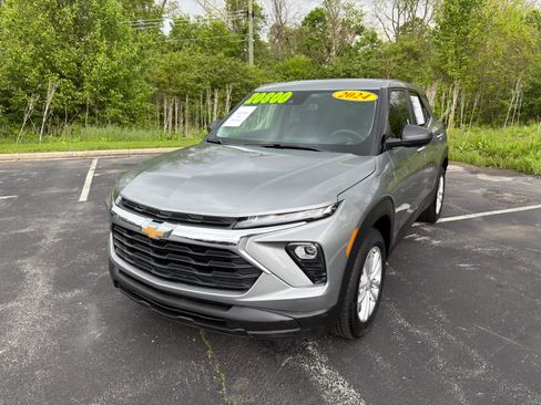 Used 2024 Chevrolet TrailBlazer LS w/ LS Convenience Package FWD image 2