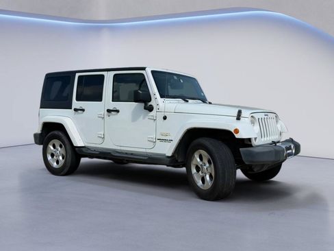 Used 2014 Jeep Wrangler Unlimited Sahara w/ Connectivity Group AWD/4WD image 9