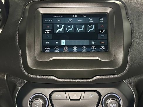 Used 2018 Jeep Renegade Altitude FWD image 30