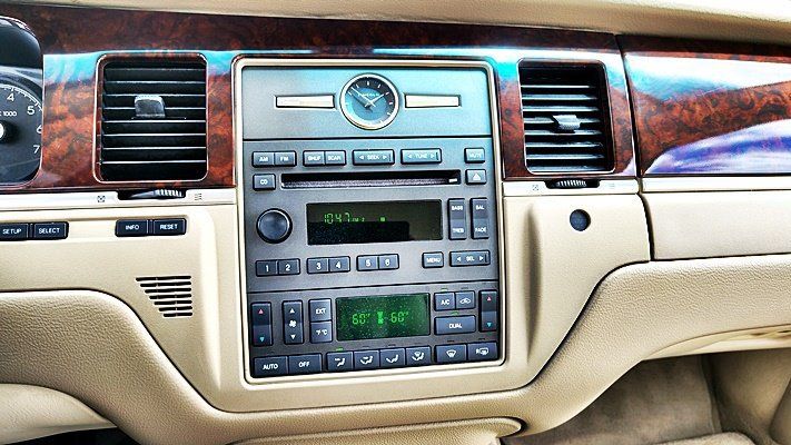 Used 2006 Lincoln Town Car Signature RWD image 19