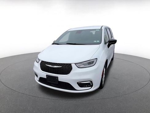 Used 2025 Chrysler Pacifica Select image 6