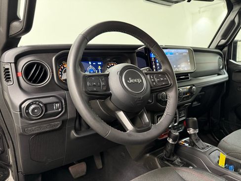 Used 2025 Jeep Wrangler Unlimited Rubicon w/ Convenience Group AWD/4WD image 13
