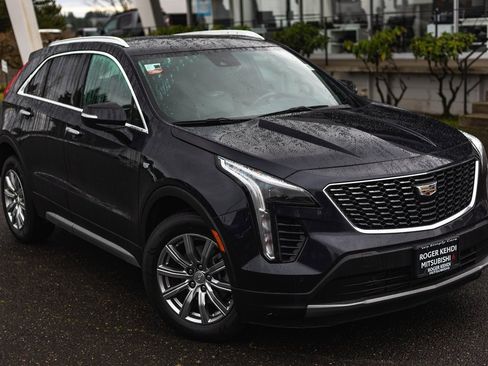 Used 2023 Cadillac XT4 Premium Luxury image 2