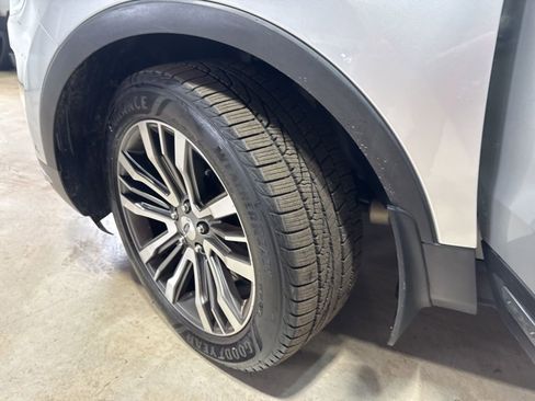 Used 2018 Ford Explorer Platinum image 3