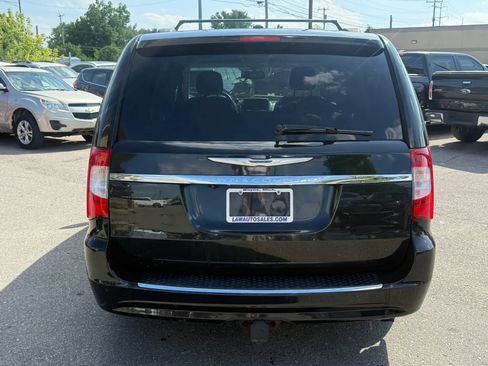 Used 2013 Chrysler Town & Country Touring-L w/ Trailer Tow Group FWD image 6