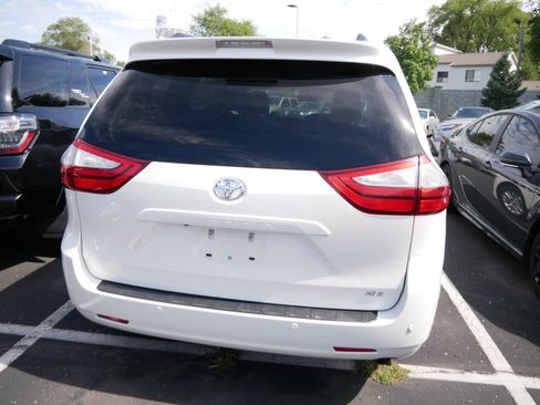 Used 2016 Toyota Sienna XLE w/ XLE Navigation Package FWD image 5