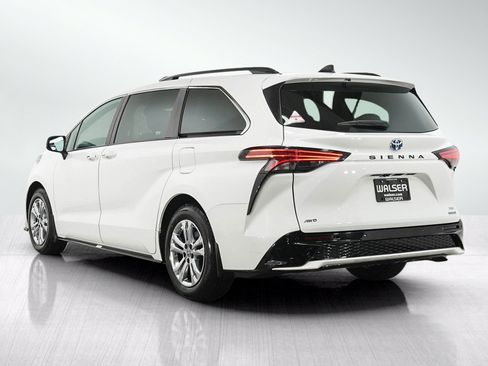 Used 2023 Toyota Sienna XSE AWD/4WD image 3