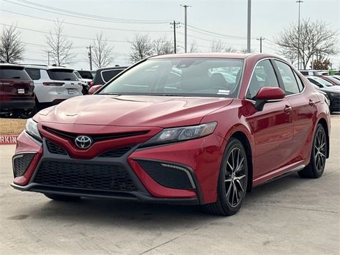 Used 2024 Toyota Camry SE image 4