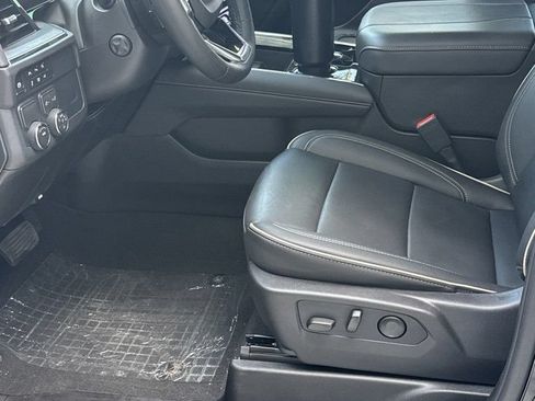 Used 2026 Chevrolet Suburban Premier RWD image 2