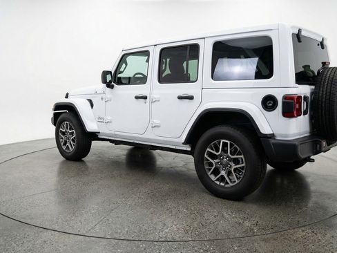 Used 2025 Jeep Wrangler Sahara image 6