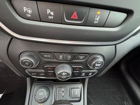 Used 2023 Jeep Cherokee Altitude Lux image 31