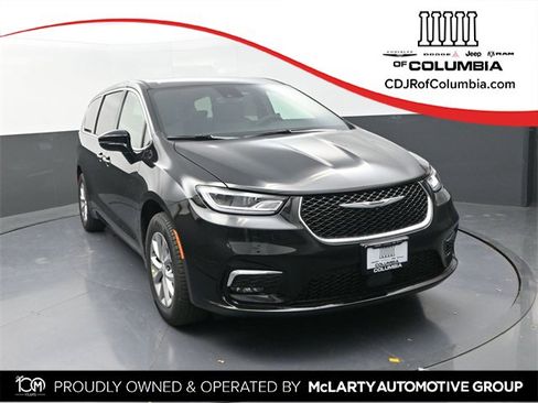 New 2026 Chrysler Pacifica Select image 1