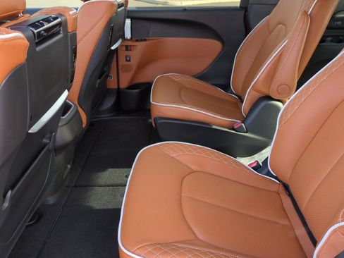 New 2026 Chrysler Pacifica Pinnacle image 17